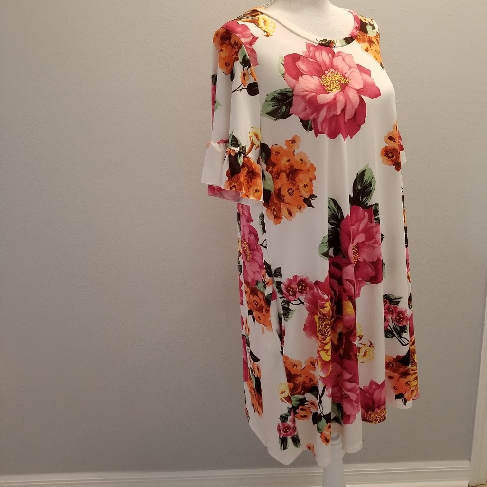 Plus size floral dress with pockets - Picture 3 of 4